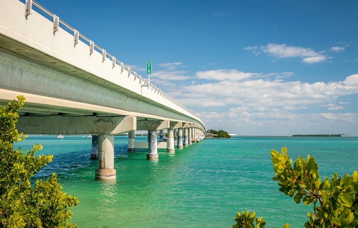 Cầu Bảy Dặm ở Florida là một trong những chuyến đi đường bộ đẹp nhất thế giới . 