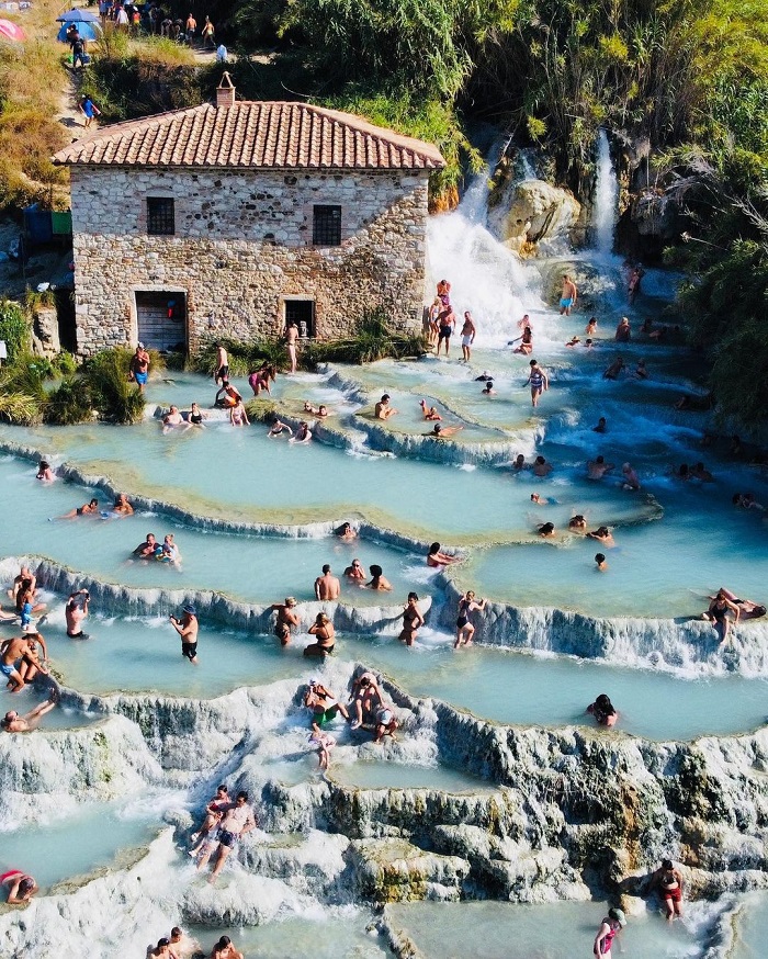 Terme di Saturnia là suối nước nóng tự nhiên trên thế giới rất đông khách
