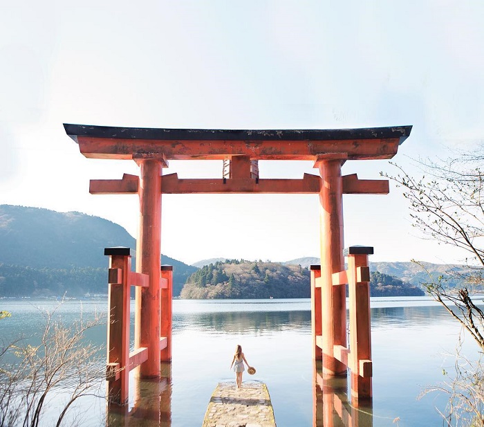 Đền Hakone là địa điểm tham quan nổi tiếng ở thị trấn Hakone 