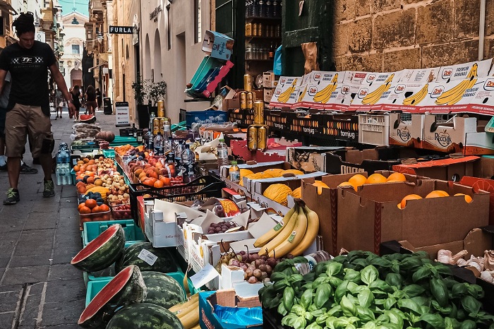 Gian hàng nông sản hấp dẫn trên phố Saint Zachary thủ đô Valletta Malta