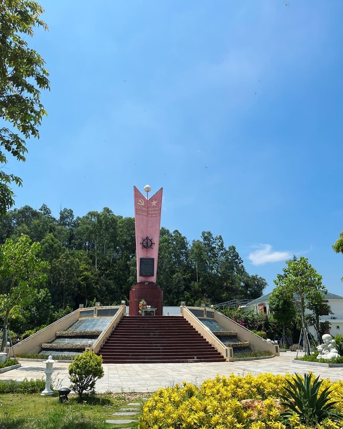 chùa Bụt Hải Tiến Thanh Hóa - tượng đài