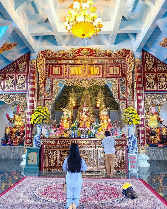 chùa Bụt Hải Tiến Thanh Hóa - ban thờ