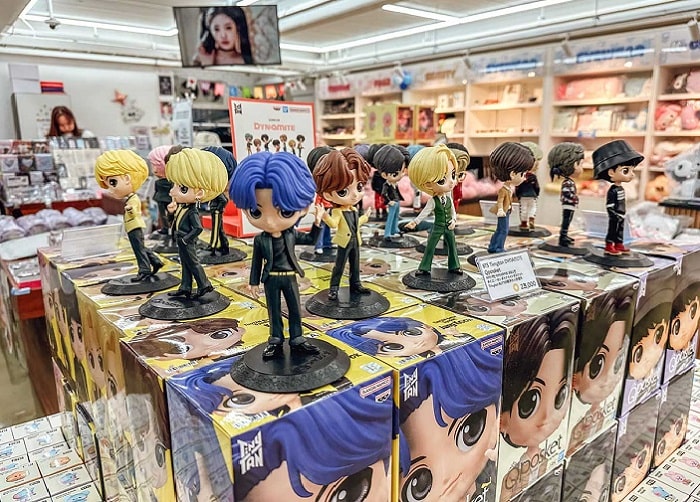 Mua sắm đồ K-Pop là việc cần làm khi đến phố Myeongdong Seoul