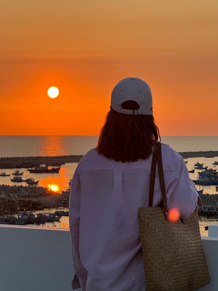 Chiêm ngưỡng bình minh và hoàng hôn là hoạt động không nên bỏ lỡ ở làng chài Phú Long