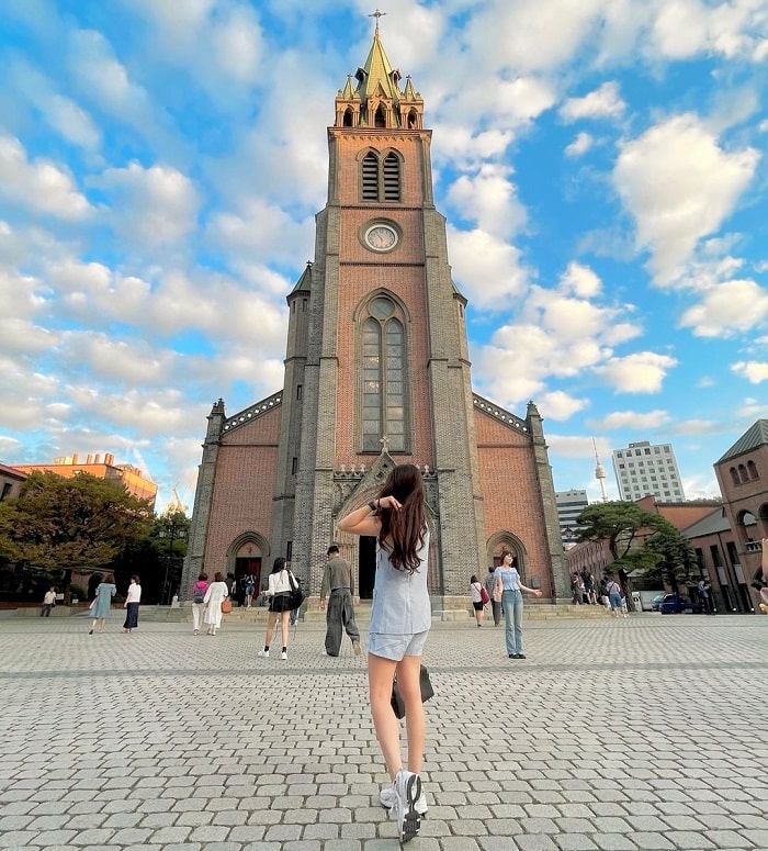 Chụp ảnh nhà thờ Myeongdong là việc cần làm khi đến phố Myeongdong Seoul