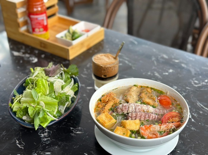quán ăn ngon gần sân bay Vân Đồn - Nhà hàng Quảng Sam