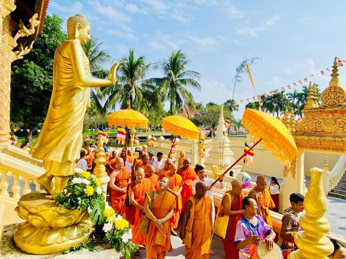 Lễ dâng y Kathina của người Khmer nhiẽu phật