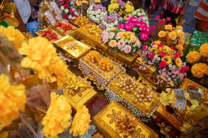 Lễ dâng y Kathina của người Khmer lễ vật