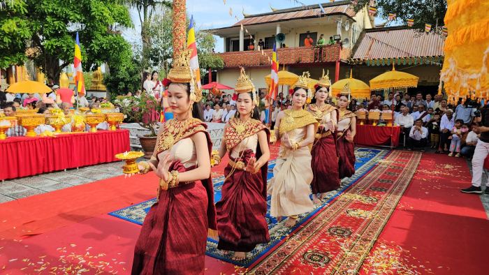 Lễ dâng y Kathina của người Khmer quyên tịnh tài