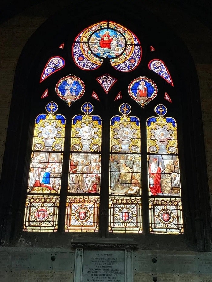 Cửa sổ nhiều màu ở nhà thờ Saint-Nizier Pháp