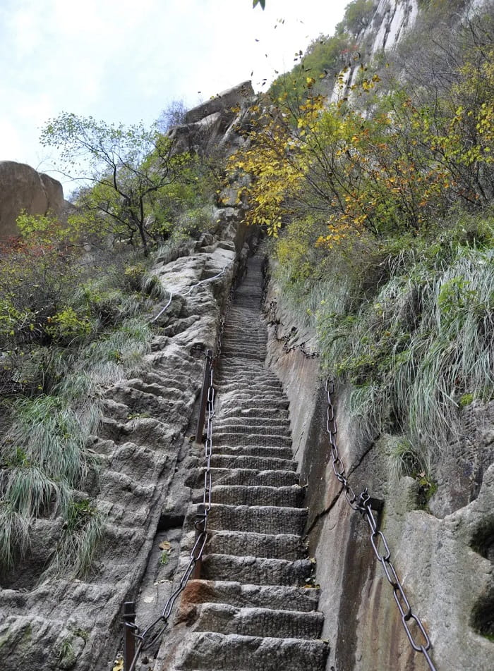 Đường mòn 千尺幢 là điểm tham quan ở núi Hoa Sơn