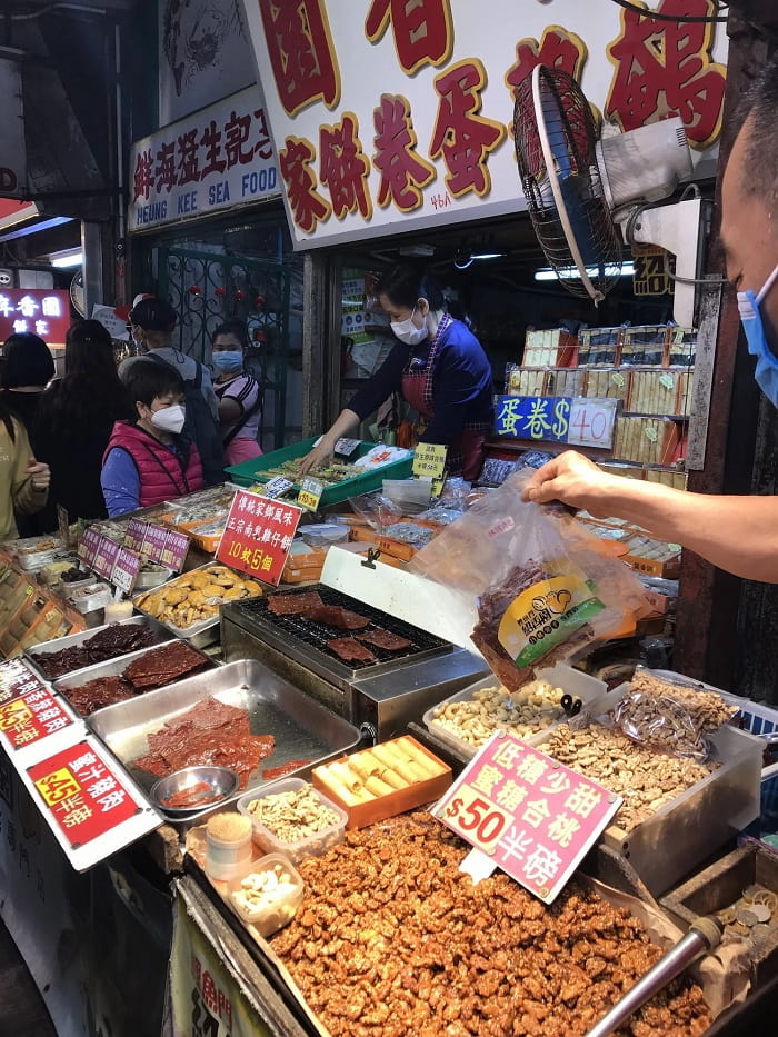 Khám phá ẩm thực đường phố là hoạt động thú vị nên làm khi đến chợ Lei Yue Mun 