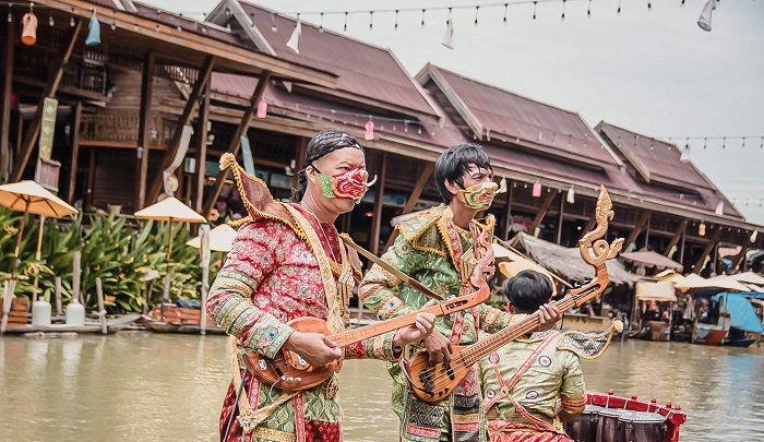 Xem biểu diễn văn hóa và chương trình biểu diễn trực tiếp là điều nên làm ở chợ nổi Pattaya Thái Lan