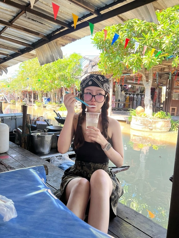 Thử đồ ăn đường phố là điều nên làm ở chợ nổi Pattaya Thái Lan