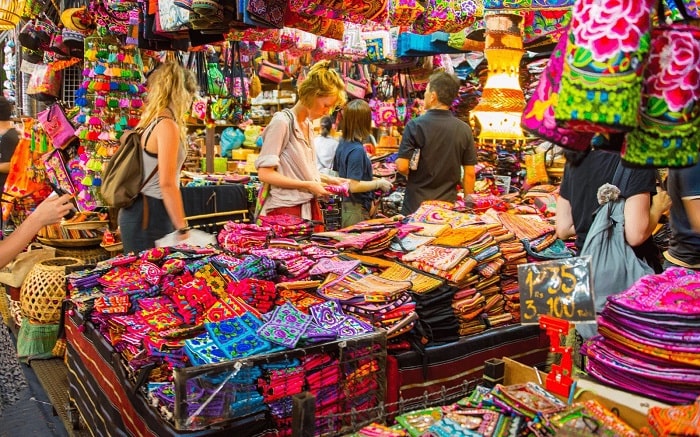 Mua sắm đồ thủ công mỹ nghệ là điều nên làm ở chợ nổi Pattaya Thái Lan