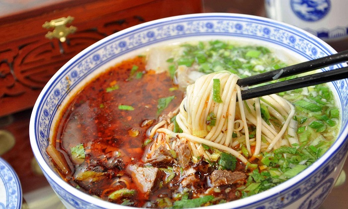 Mì kéo tay Lan Châu là món ngon nổi tiếng không kém thịt kho Đông Pha