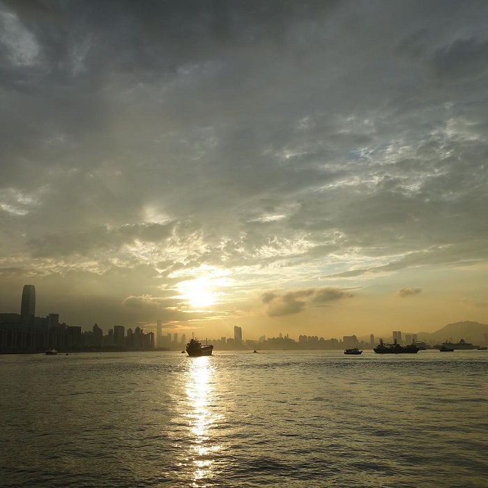Ngắm hoàng hôn là hoạt động thú vị nên làm khi đến chợ Lei Yue Mun 