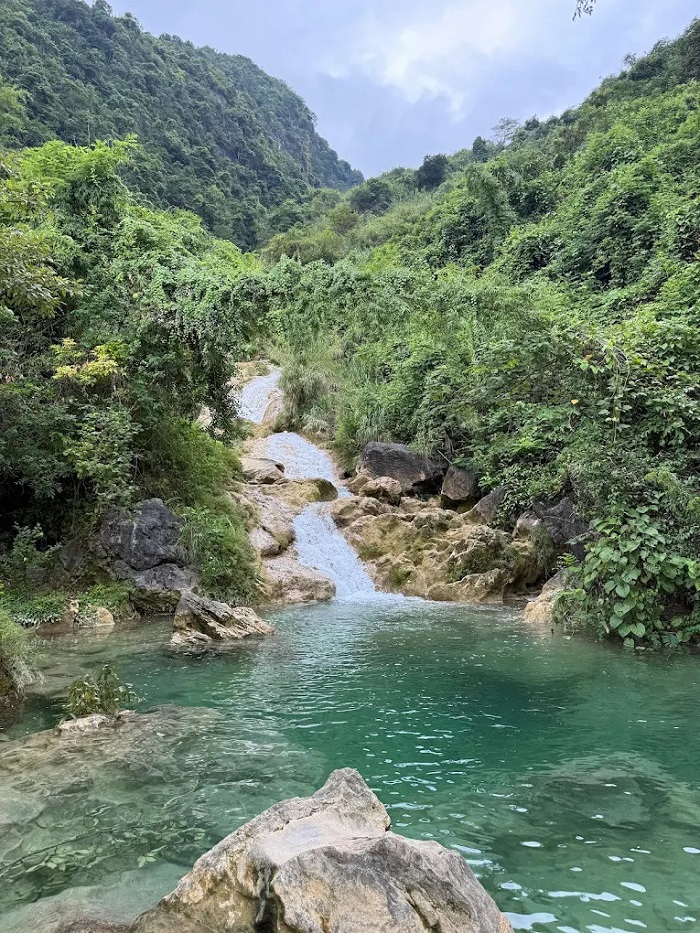 Thác Bản Giàng Cao Bằng có một hồ nước nhỏ trong xanh