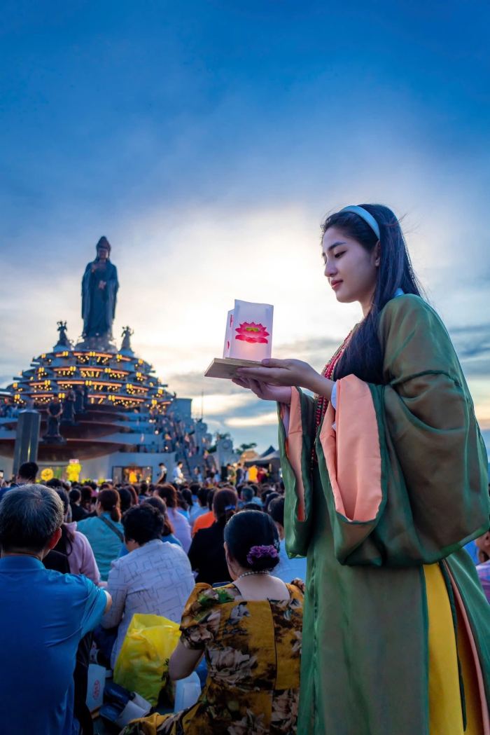 Toà thánh Cao Đài Tây Ninh và núi bà