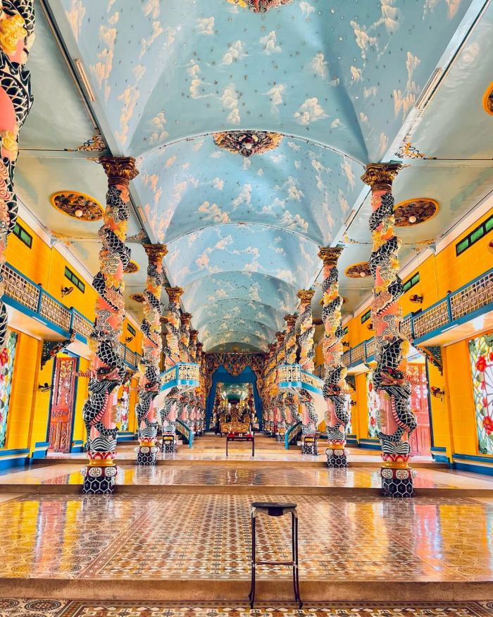 hàng cột trong Toà thánh Cao Đài Tây Ninh