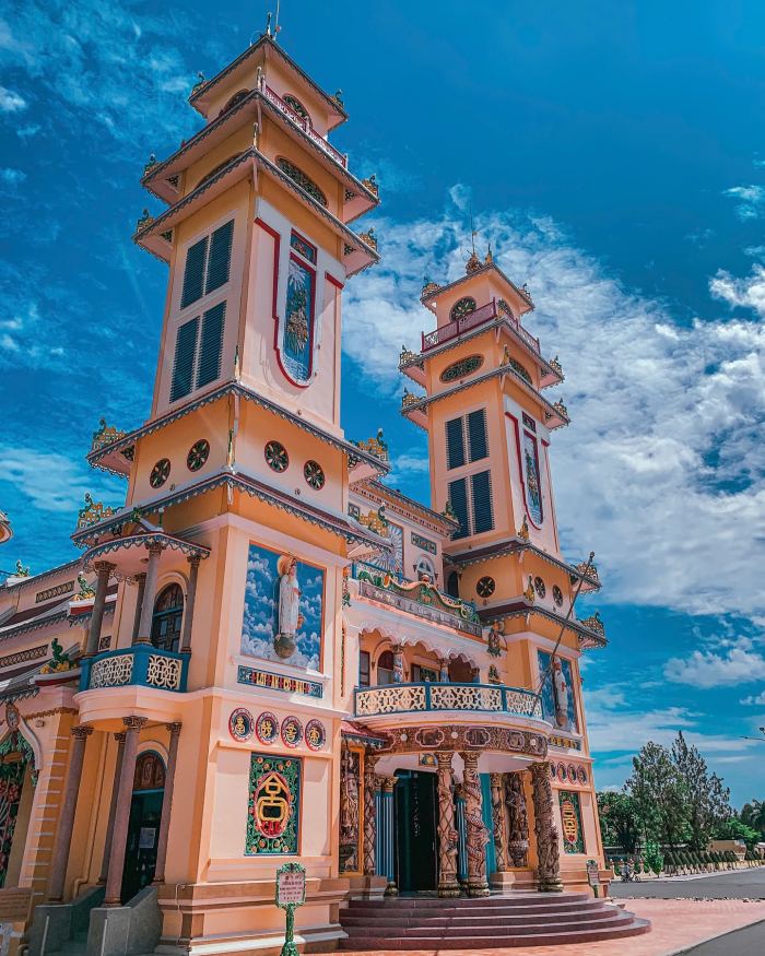 phía trước Toà thánh Cao Đài Tây Ninh