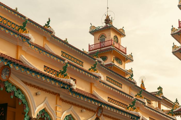 phía trước Toà thánh Cao Đài Tây Ninh