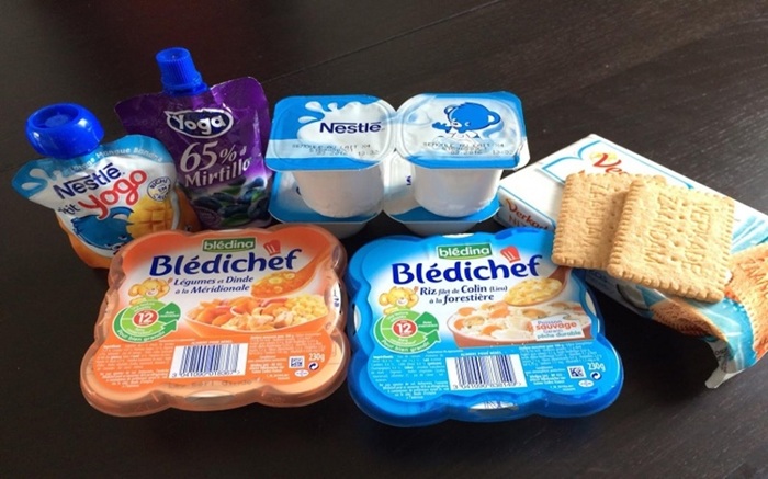 Chuẩn bị đồ du lịch cho bé dưới 6 tuổi không thể thiếu đồ ăn dặm đi kèm - Ảnh: VinWonders