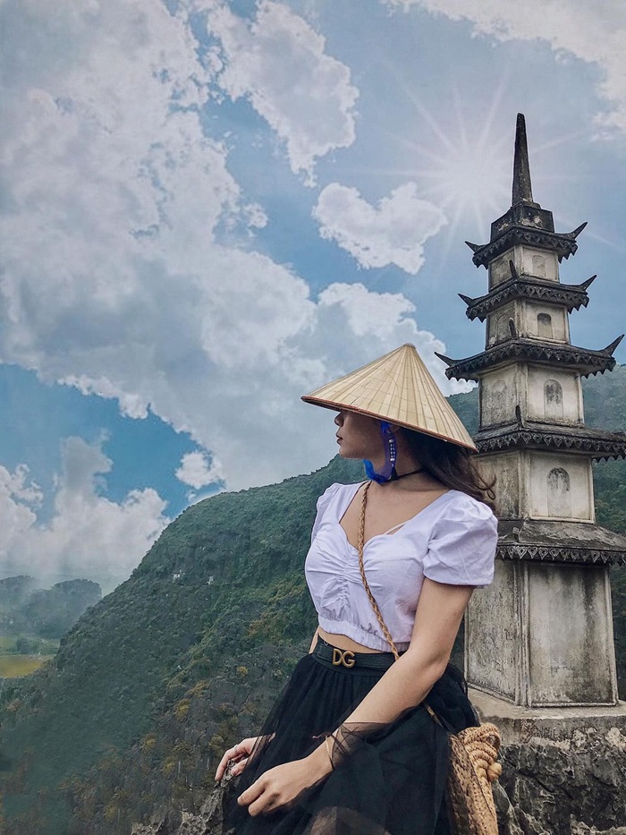 Hang Múa nên đi sáng hay chiều? Khi tham quan nhớ đội nón để bảo vệ sức khỏe - Ảnh: MIA