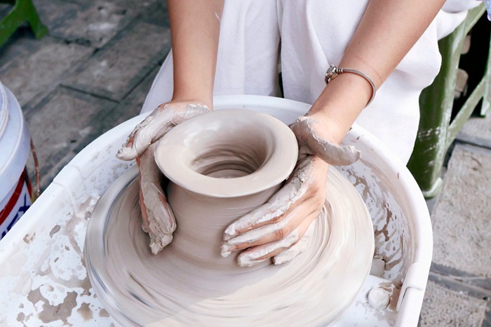 Trải nghiệm workshop làm gốm tại phố cổ Hoa Lư - Ảnh: Fanpage Phố cổ Hoa Lư - Ninh Bình
