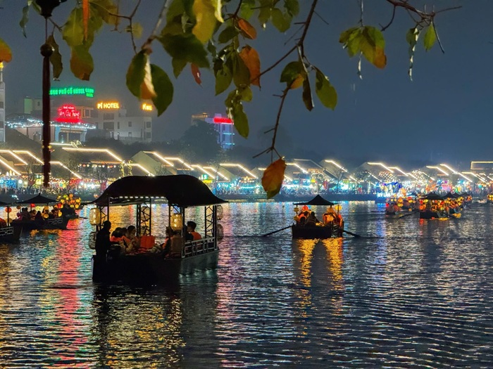 Trải nghiệm đi thuyền ở phố cổ Hoa Lư về đêm - Ảnh: Fanpage Phố cổ Hoa Lư - Ninh Bình