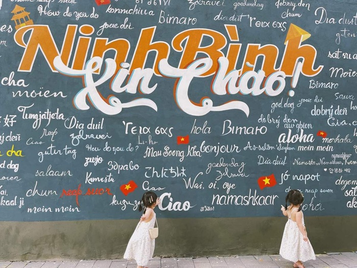 Sống ảo ở bức tường Ninh Bình Xin Chào - Ảnh: MIA