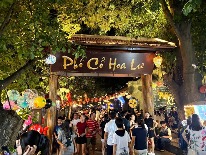Phố cổ Hoa Lư về đêm đông khách du lịch, do đó hãy bảo quản tài sản cá nhân - Ảnh: Fanpage Phố cổ Hoa Lư - Ninh Bình
