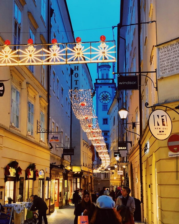 Đón Giáng Sinh ở phố mua sắm Getreidegasse ở Salzburg