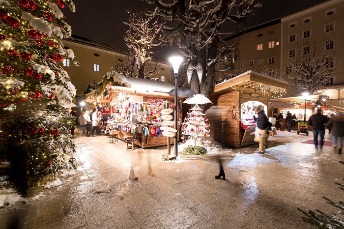 Đón Giáng Sinh ở phố mua sắm Getreidegasse ở Salzburg