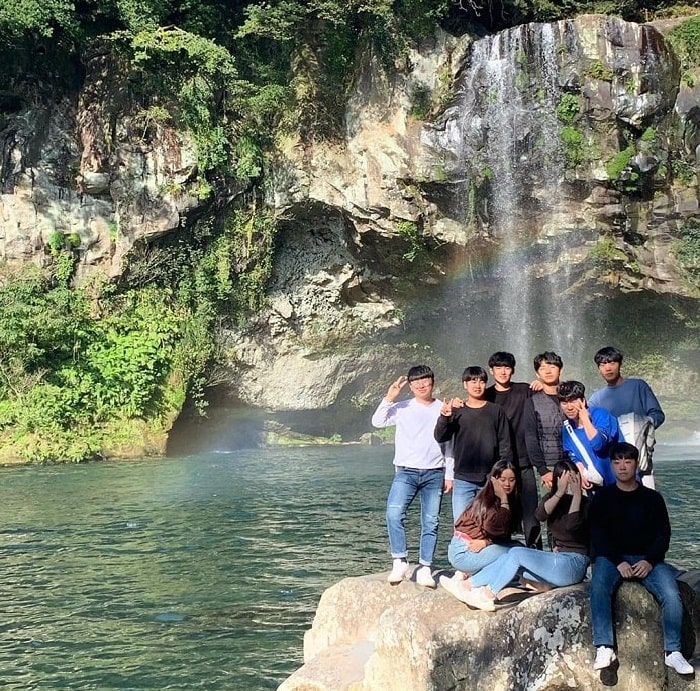 Chiêm ngưỡng vẻ đẹp của thác nước Cheonjiyeon Jeju Hàn Quốc