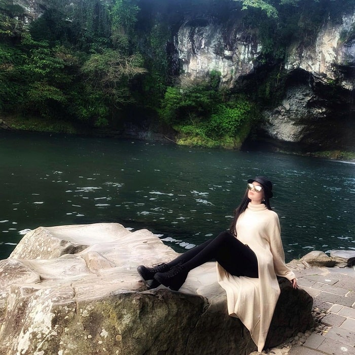 Chiêm ngưỡng vẻ đẹp của thác nước Cheonjiyeon Jeju Hàn Quốc