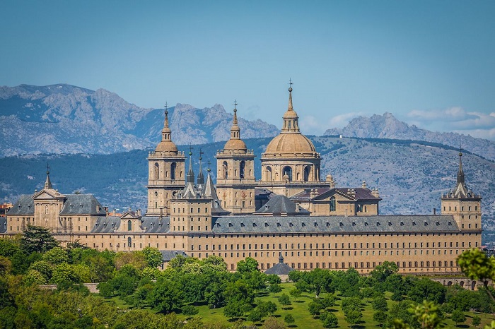 Lâu đài San Lorenzo de El Escorial -  Điểm đến gần Madrid