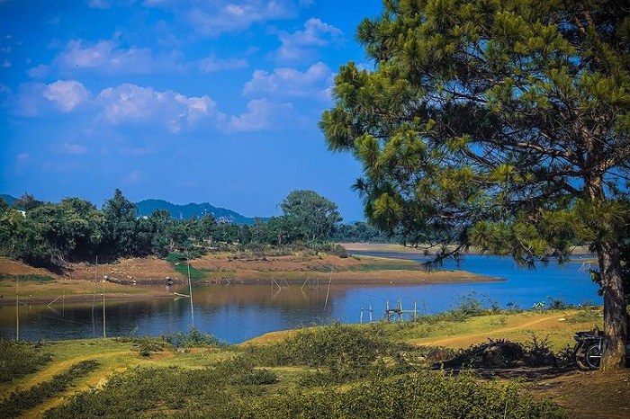 Along the Tea Lake, a beautiful lake in the famous Gia Lai 
