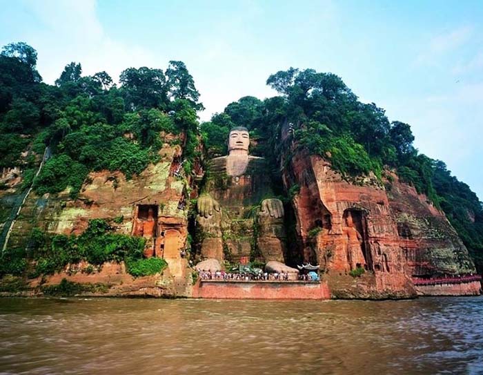 Chiêm ngưỡng Lạc Sơn Đại Phật - Bức tượng khổng lồ tọa lạc ngay khu vực ngã ba sông