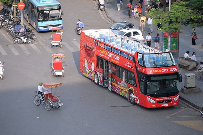 Guide to experience the double-decker bus in Hanoi - Hoan Kiem Lake stop