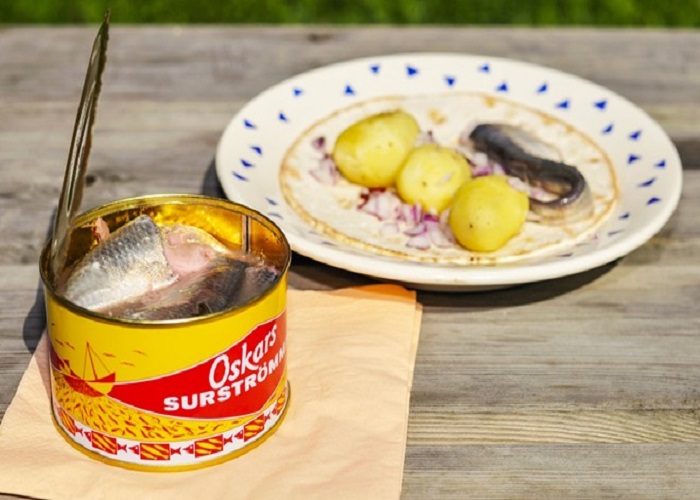 Thưởng thức món cá trích thối Thụy Điển