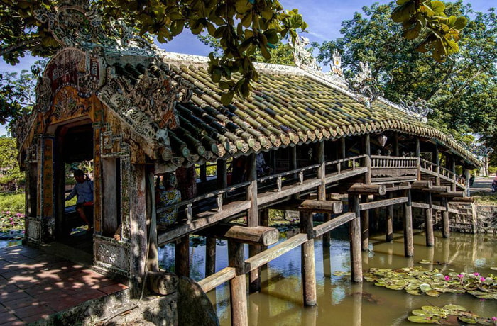 Check in tile bridge Thanh Toan Hue - Ancient bridge is located in the suburbs