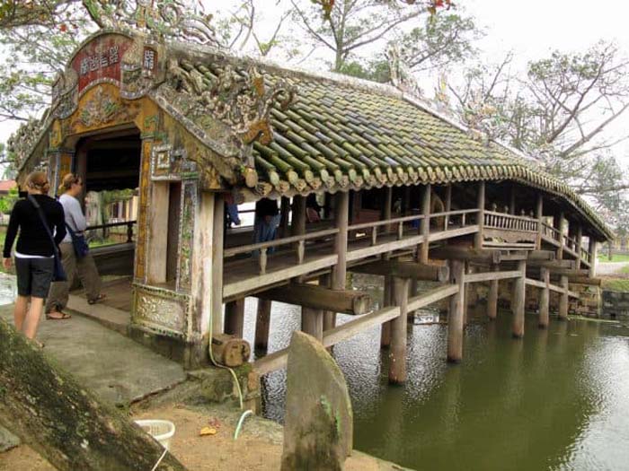 Check in tile bridge Thanh Toan Hue - An ancient bridge, going through many years