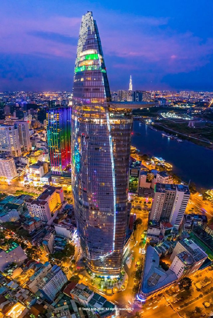 Nhiều tòa nhà cao tầng Hà Nội chiếu đèn led chào mừng Đại hội XIII của Đảng   Ảnh  TTXVN