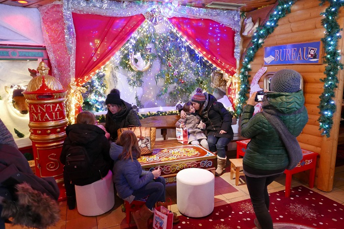 Chụp hình lưu niệm với khu vực của ông già Noel Gặp gỡ ông già Noel  ở Chợ Giáng sinh Montreux
