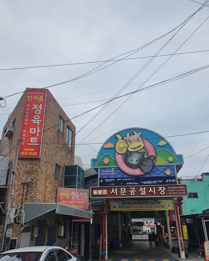 chợ truyền thống ở Jeju - mua các sản phẩm từ thịt ở chợ Seomun