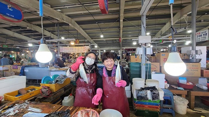 chợ truyền thống ở Jeju - người bán hàng chợ Sewha thân thiện