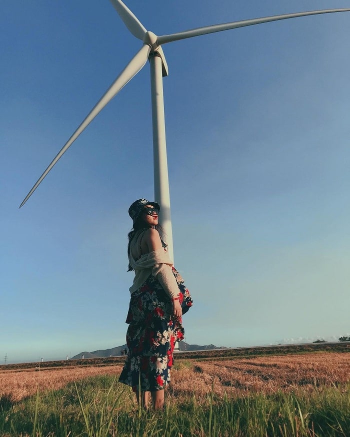 Chụp ảnh tại cánh đồng điện gió Ninh Thuận