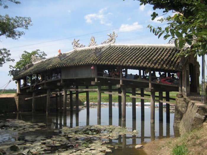 Check in tile bridge Thanh Toan Hue - The beam is made simple