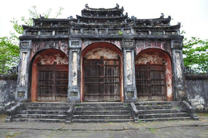 Architectural beauty of Hue Minh Mang tomb - ancient Dai Hong Mon